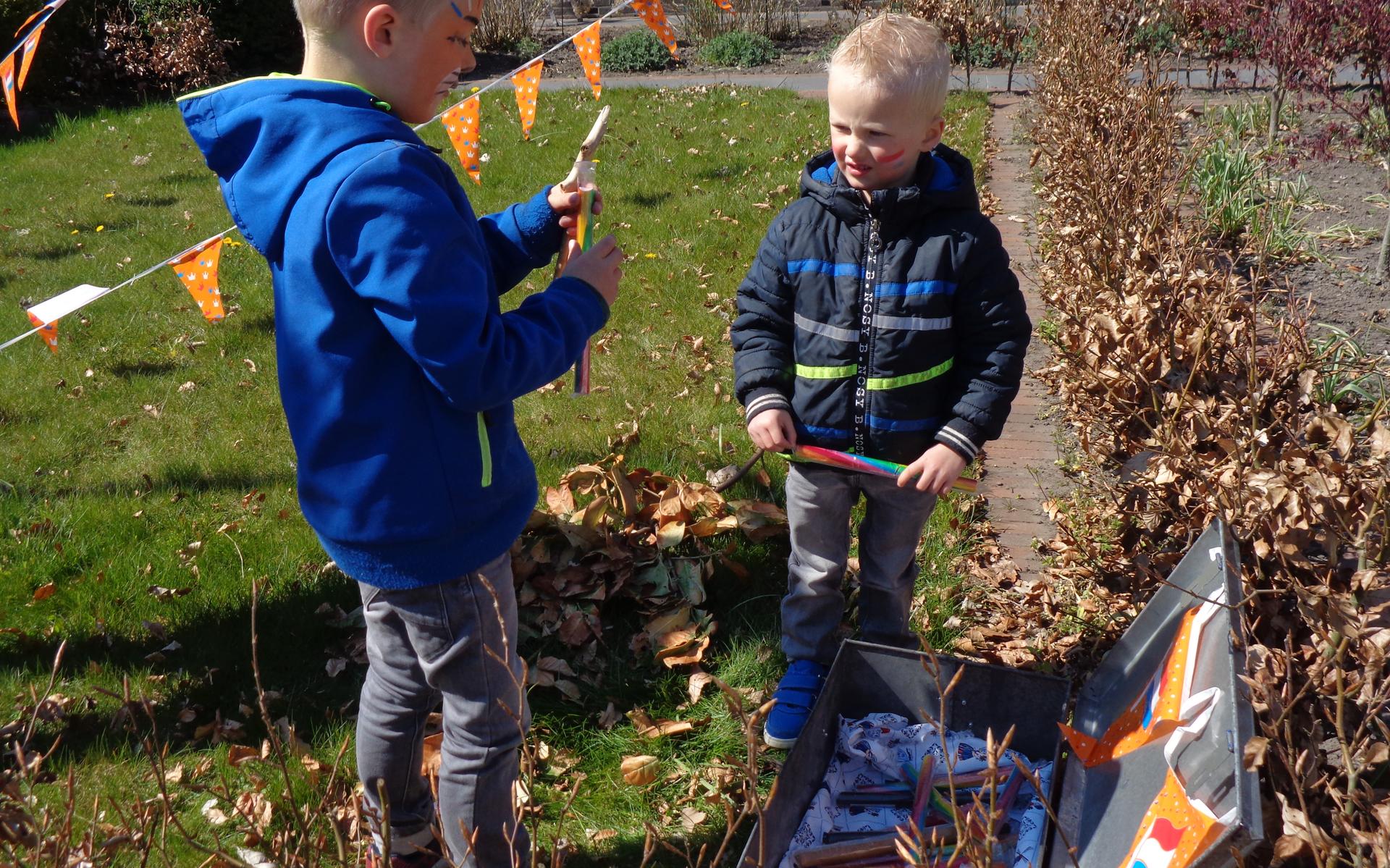 Schooljeugd in Elsloo zoekt op Koningsdag naar goed verstopte schatten; beloning wacht op de vinders