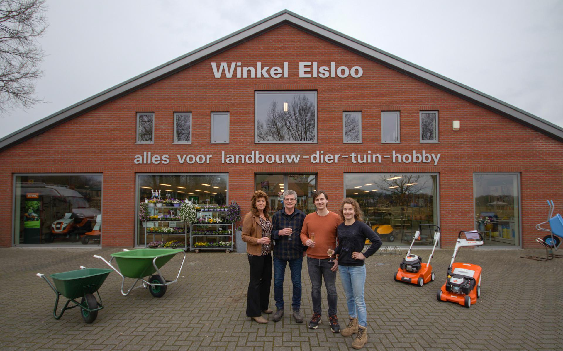 Lisa Gorter en Ruben Wijngaard (rechts) nemen de winkel over van Roelof en Marja Brouwer. Foto: Erwin Brouwer 