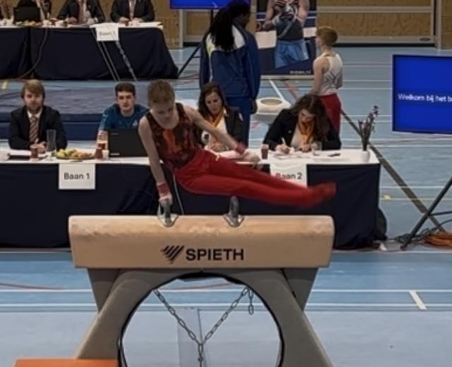 Mika uit Oosterwolde eindigt als elfde op NK turnen