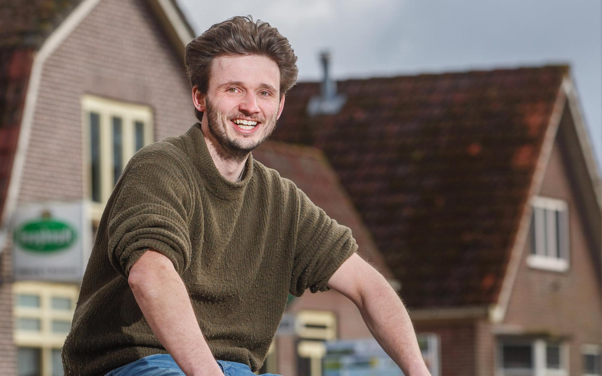 Man van de wereld gek op het dorpsgevoel. Bram van 't Klooster hoopt jongere inwoners goed te verteg