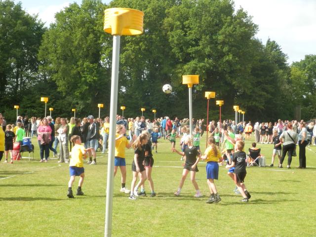 De Tjongeling uit Oldeberkoop duidelijke winnaar op sfeervolle schoolkorfbalmiddag in Oosterwolde