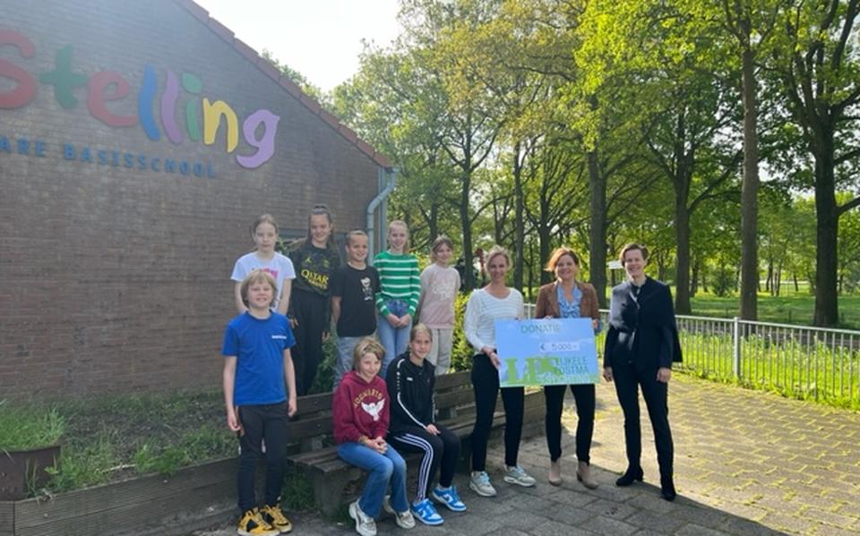 De cheque wordt overhandigd aan obs De Stelling. 