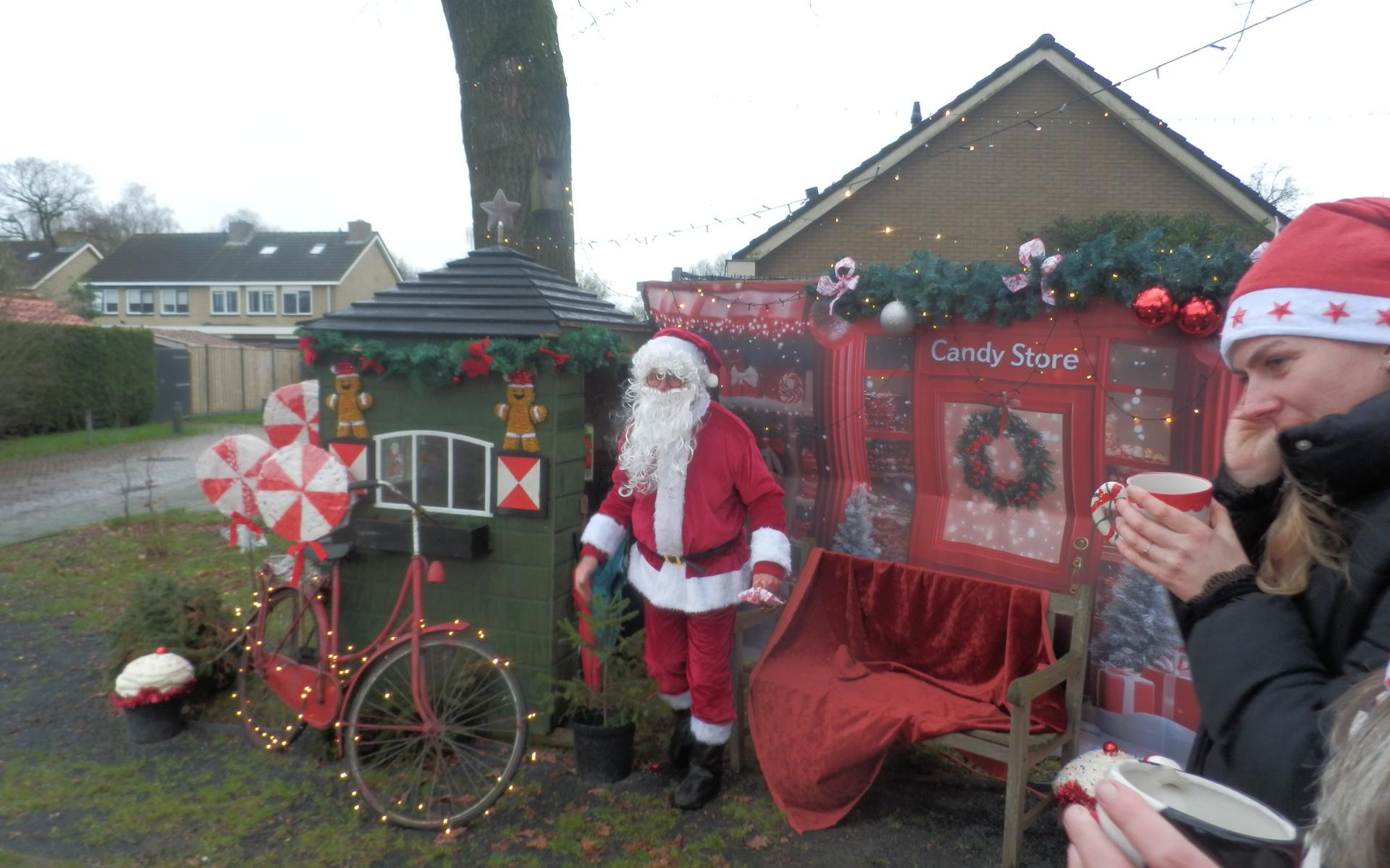 Inwoners van Elsloo gaan in kerstdecor met kerstman op de foto