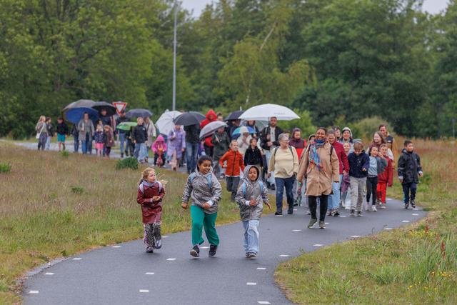 Wandelaars van Avond4daagse in Oosterwolde trotseren de regen