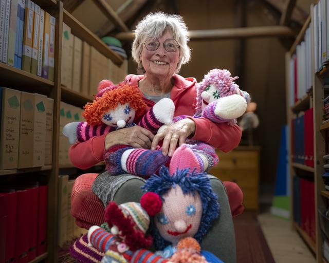 Aafke de Vor (75) uit Oosterwolde maakt poppen