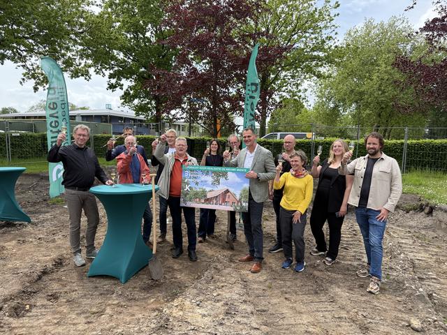 Bouw van Nieuwe Miente in Oosterwolde gaat volgende fase in. Stichtingsvoorzitter Appie Broersma zwa