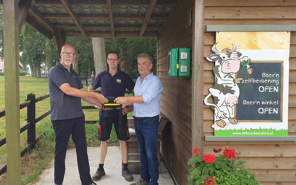 Jan Berend van Elp (links, voorzitter PBO), Theo van der Gun (midden, kaasboerderij De Stelp) en Bart Nijholt (secretaris SHVO). Eigen foto 