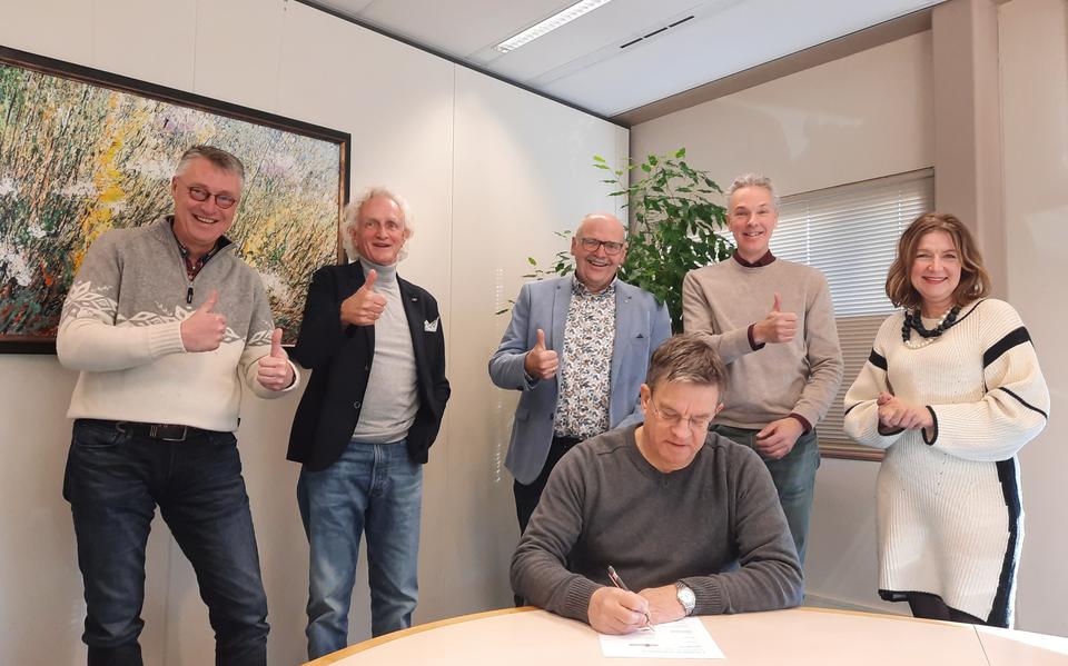 De ondertekening van de prestatieafspraken. Foto: Gemeente Ooststellingwerf 