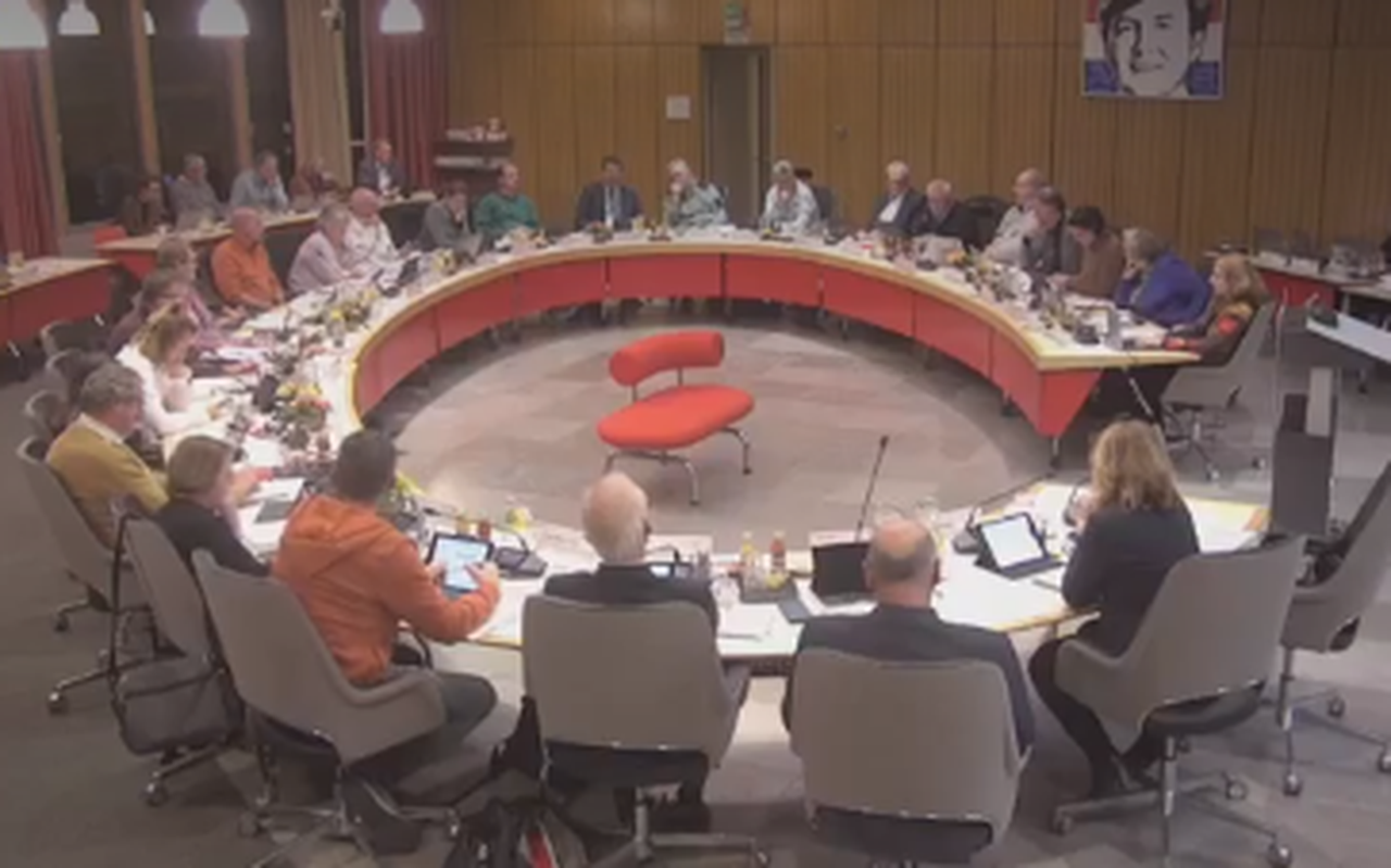 De gemeenteraad vergadert. De gemeenteraad vergadert.