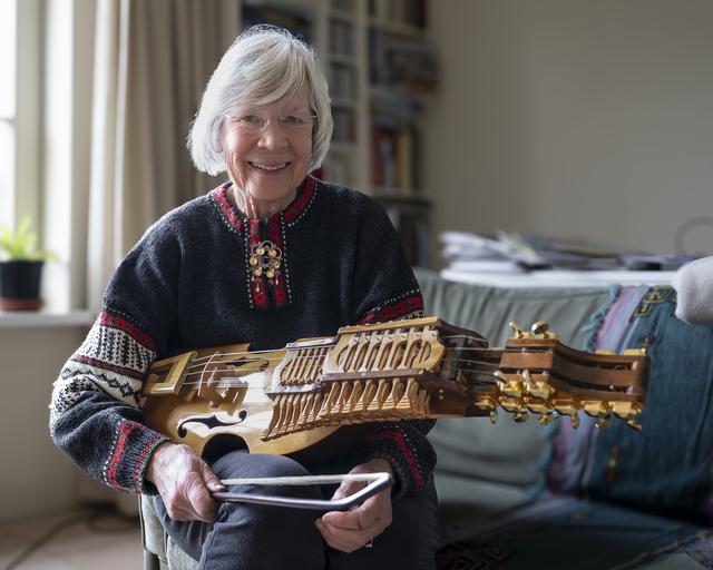 Eveline uit Fochteloo houdt van spelen op de Nyckelharpa: ‘Speel tussen het koken door’