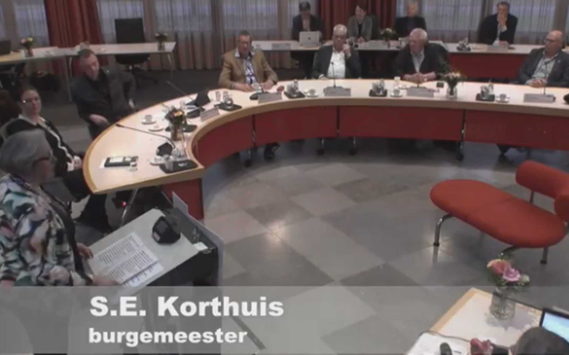 Burgemeester Sandra Korthuis spreekt de nieuwe gemeenteraad toe.