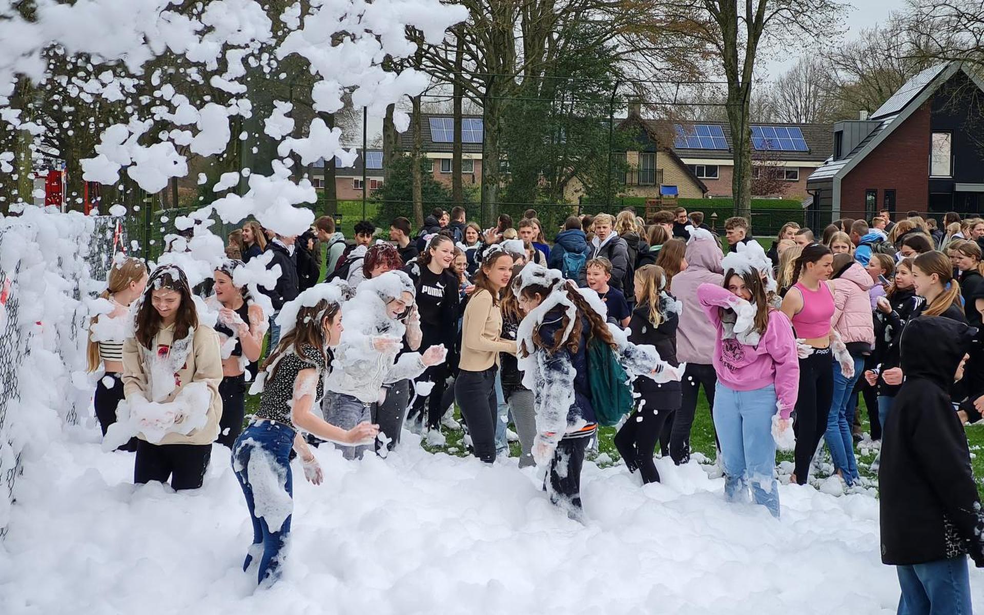 Het is vrijdag een feest op het sportveld van het Stellingwerf College. Foto: Henk Vondeling