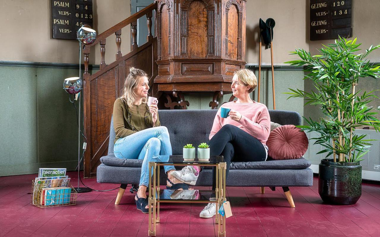 Sanne Kiel (links) en Jennemie Stoelhorst in de Pieter Stuyvesantkerk in Peperga. Sanne Kiel (links) en Jennemie Stoelhorst in de Pieter Stuyvesantkerk in Peperga.