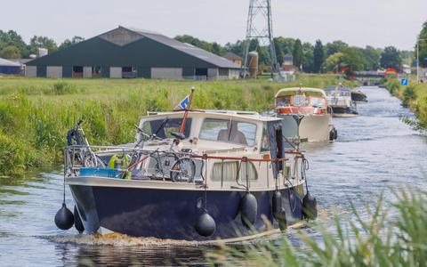 29 juni 2022 Oosterwolde: bootjesdrukte op de Turfroute langs de Nanningaweg net buiten Oosterwolde. Fotograaf: Rens Hooyenga