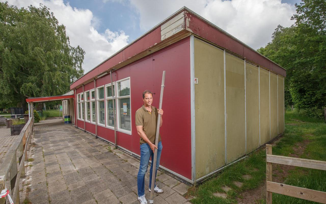 11-06-2021 Haulerwijk: sv Haulerwijk is toe aan nieuwbouw. Op de foto voorzitter Ronald de Vries bij de vervallen kantine. Fotograaf: Rens Hooyenga 11-06-2021 Haulerwijk: sv Haulerwijk is toe aan nieuwbouw. Op de foto voorzitter Ronald de Vries bij de vervallen kantine. Fotograaf: Rens Hooyenga