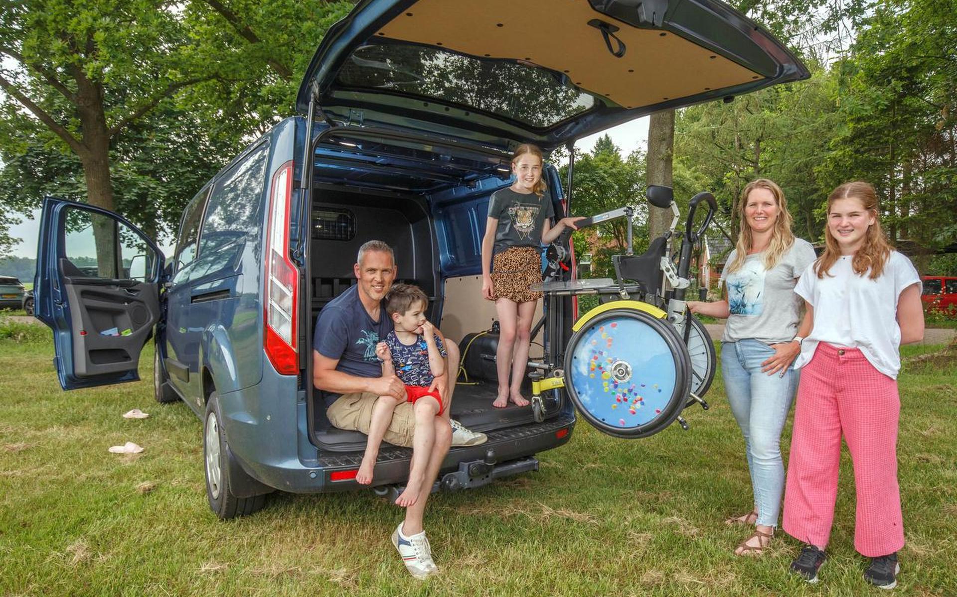 Gezin uit Langedijke kan eindelijk met z'n allen op stap. Autodealer komt familie tegemoet: alles te