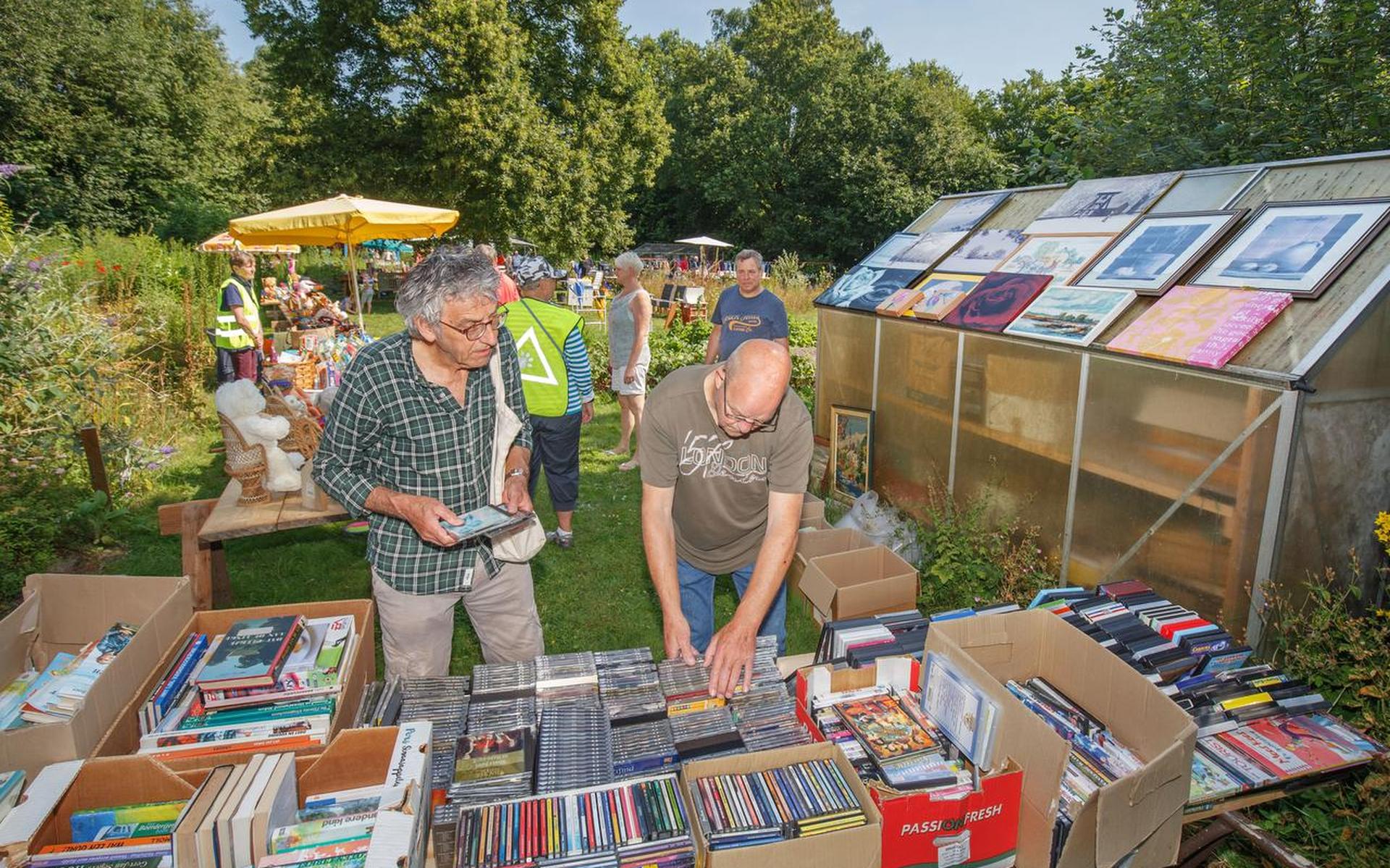 Er kwamen veel mensen af op de rommelmarkt in het dorpspark.