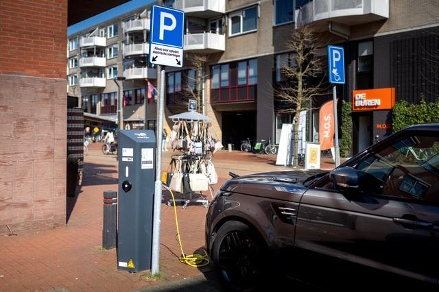 Kosten voor auto opladen verschillen enorm per gemeente