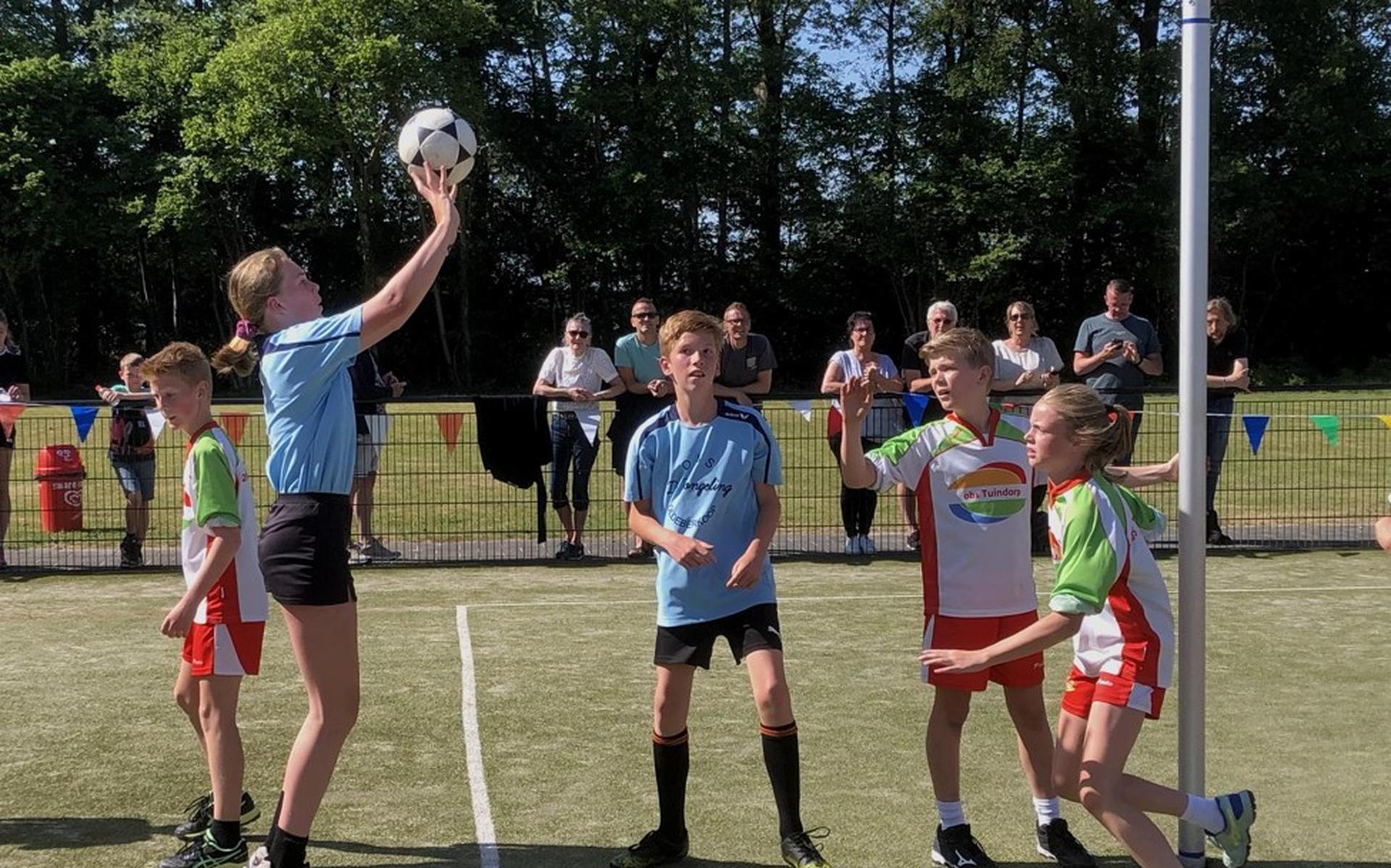 Stellingwerfse schoolkorfbalstrijd in De Hoeve. De Tjongeling en De Striepe zijn hofleverancier