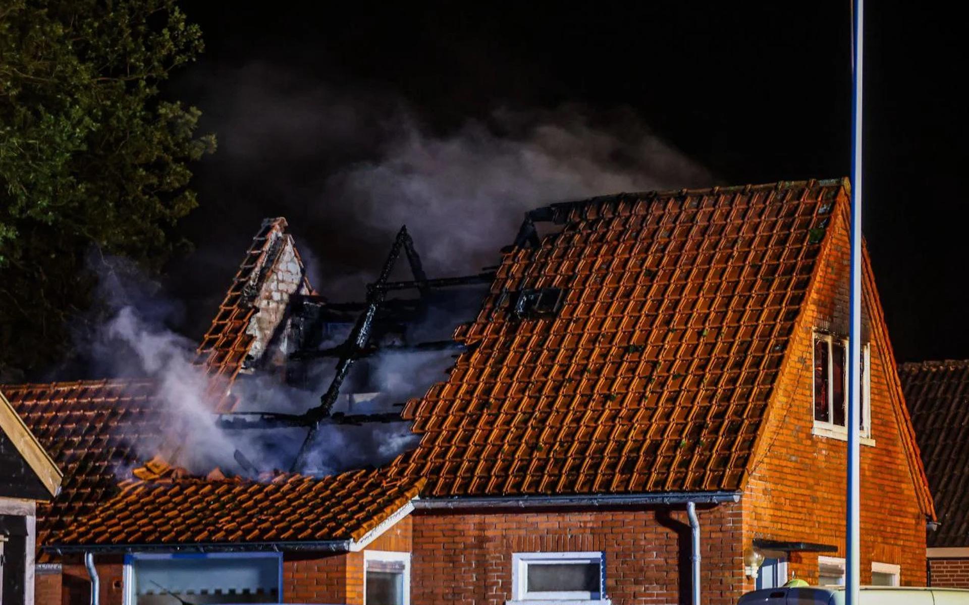 In de nacht van zondag op maandag is brand uitgebroken in het dak van een woning aan de Binnenweg in Nijeholtpade. Foto: ProNews