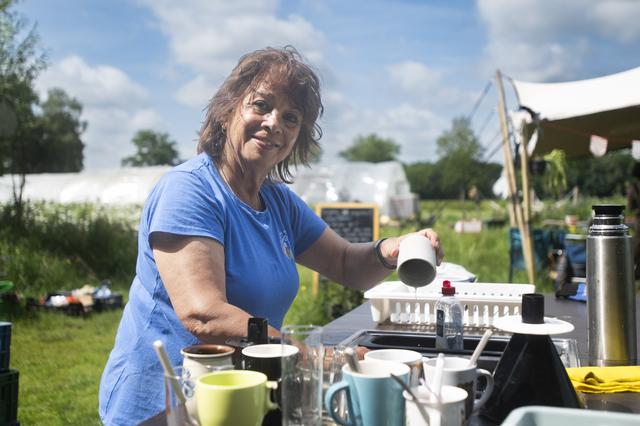 Vera (77) uit Elsloo besteedt haar vrije tijd op sociale voedseltuin De Kleine Boerderij in Fochtelo