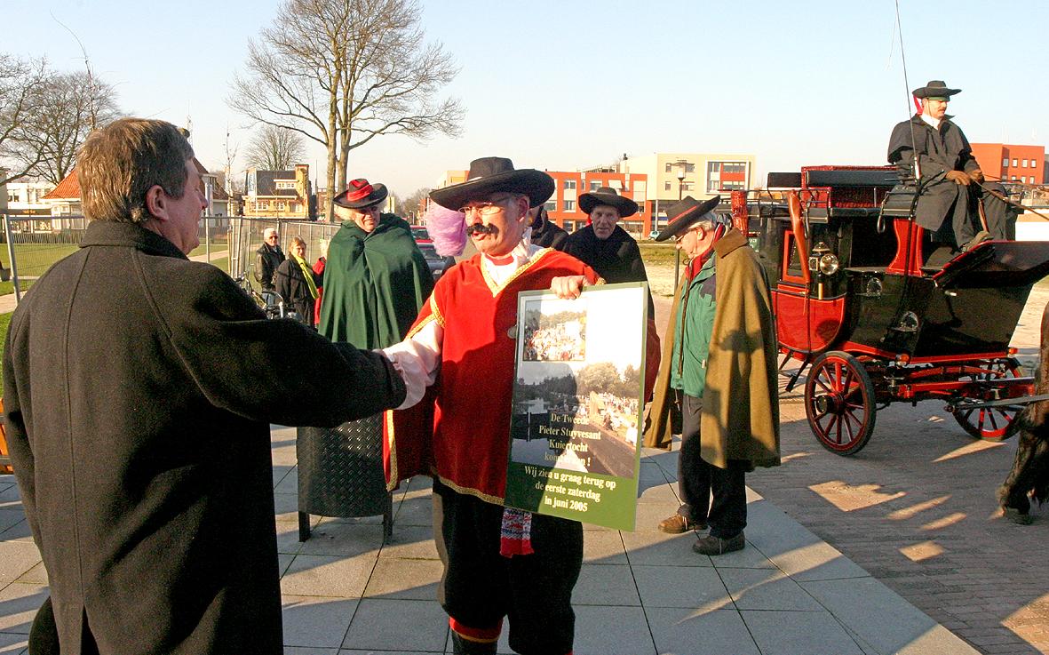 Bonne Speerstra, alias Pieter Stuyvesant, biedt in 2005 burgemeester Remco Heite de routekaart aan van de tweede editie van de Kuiertocht. Bonne Speerstra, alias Pieter Stuyvesant, biedt in 2005 burgemeester Remco Heite de routekaart aan van de tweede editie van de Kuiertocht.