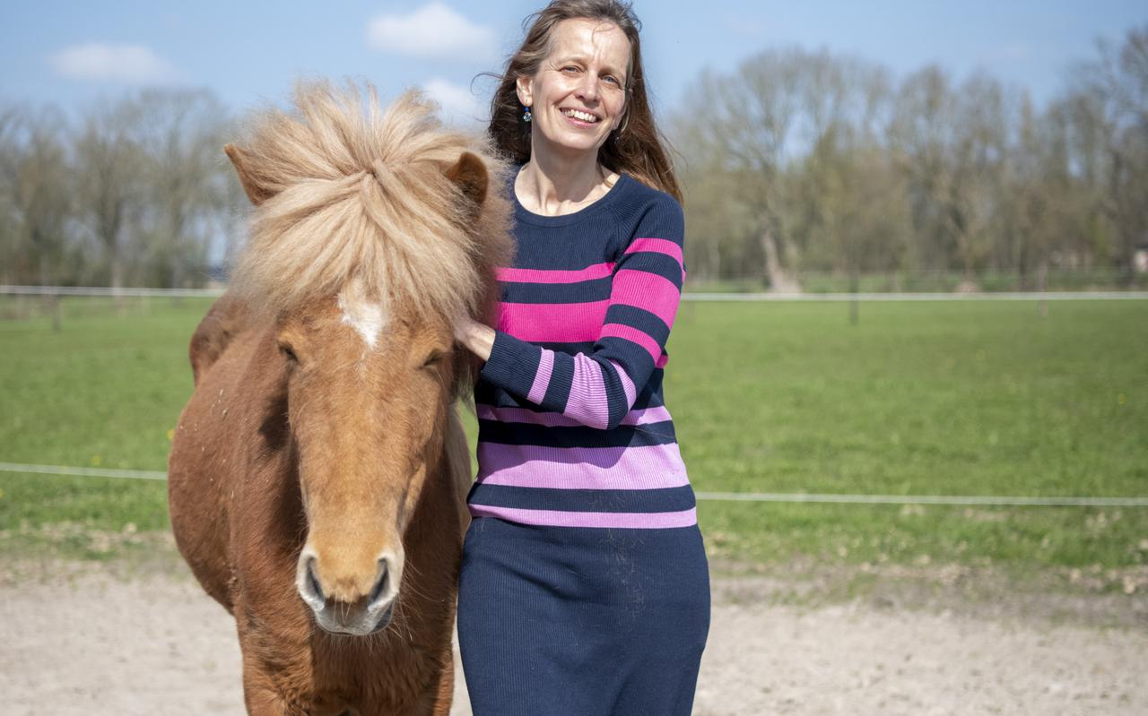 De equitherapie met IJslandse paarden verzorgt ze samen met een collega. De equitherapie met IJslandse paarden verzorgt ze samen met een collega.