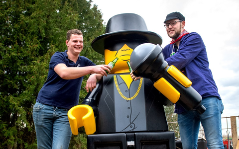 Jan Bart Hof (links) en Remco Nijholt van De Geitefok ontfermen zich over de Lego-Hazes.