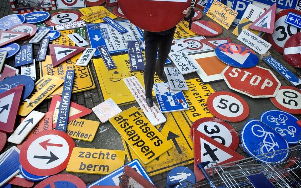 FNP Menaam: weg met overbodige verkeersborden
