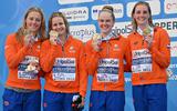 Kira Toussaint, Maaike De Waard, Tes Schouten en Marrit Steenbergen met de bronzen medaille.