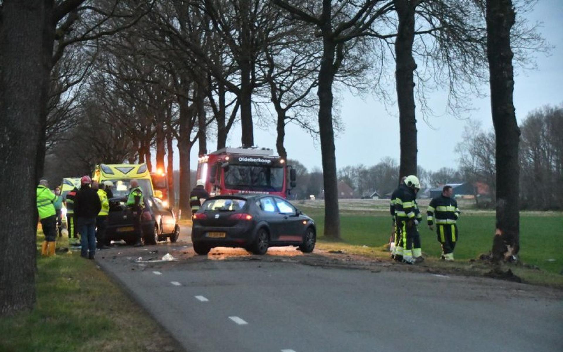 Auto botst frontaal tegen boom in Oldeberkoop, bestuurder naar het ziekenhuis - Nieuweooststellingwe