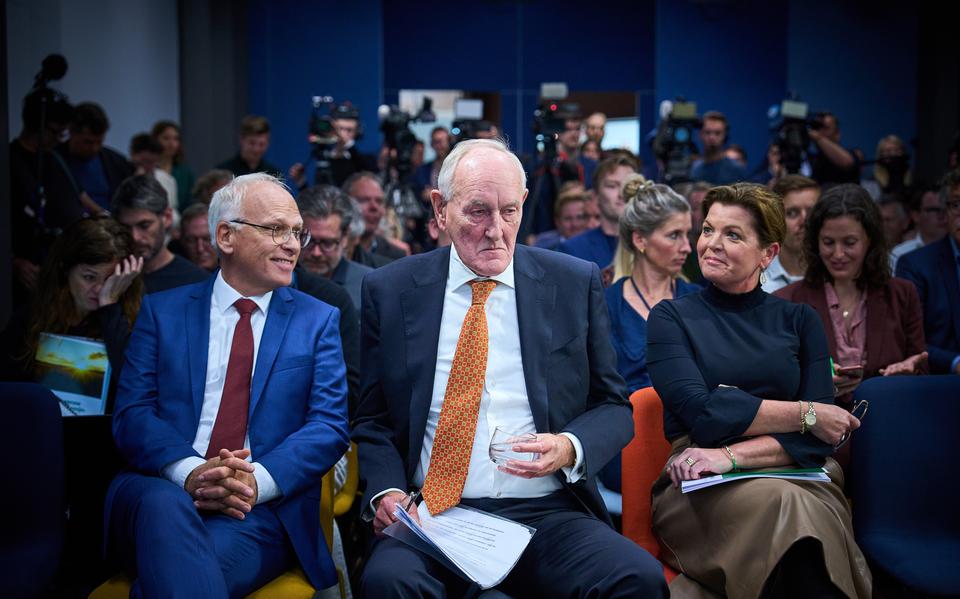 Johan Remkes te midden van minister Piet Adema (ChristenUnie, landbouw) en Christianne van der Wal (VVD, natuur en stikstof), bij de Remkes' persconferentie. FOTO ANP PHIL NIJHUIS