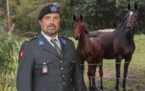Camiel van Ulden van het Cavalerie Ere-Escorte in zijn diensttenue.  