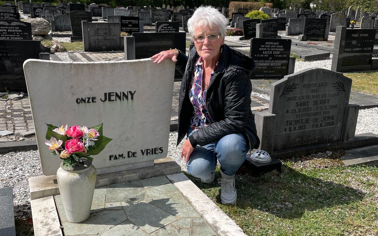 Annie de Boer bij het graf van Janny de Vries.