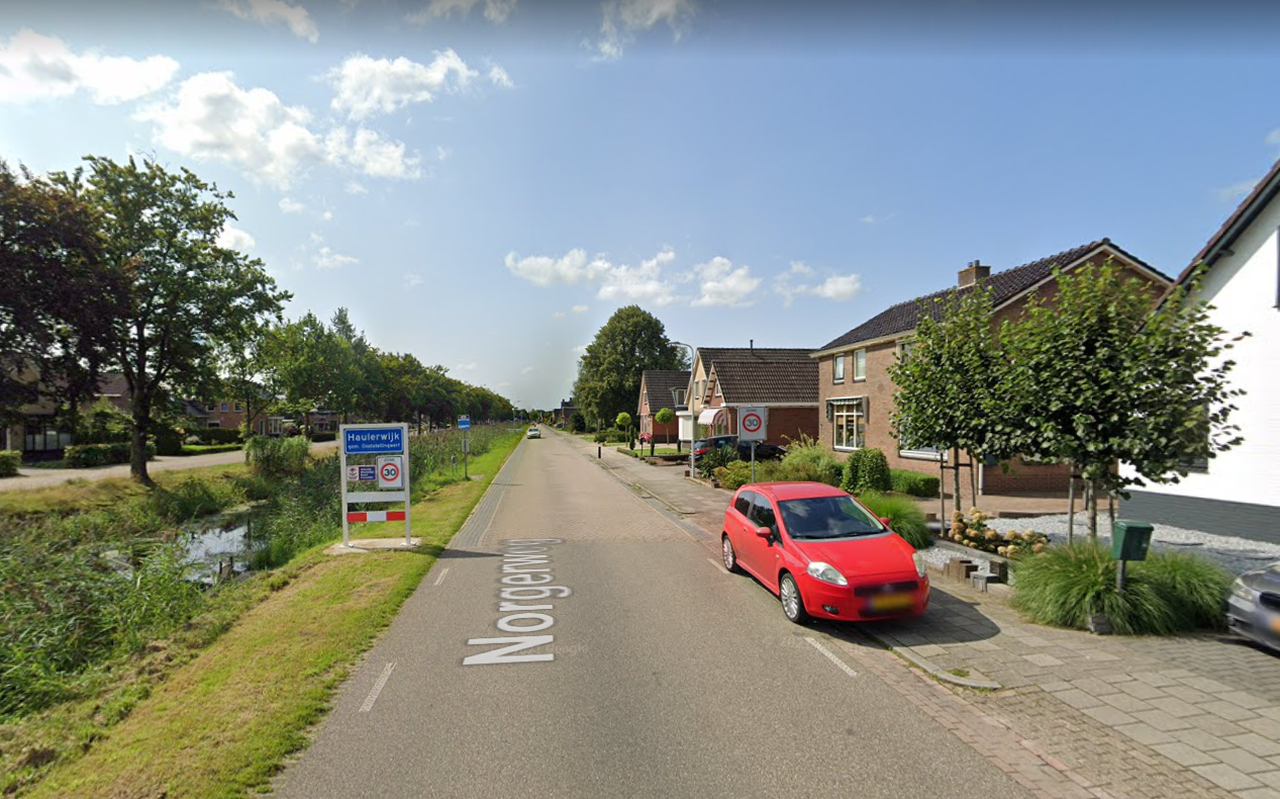 De overgang van asfalt naar klinkers op de Norgerweg in Haulerwijk.
