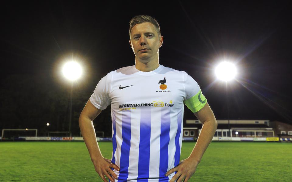 Jannes Duin, de trotse aanvoerder van koploper FC Fochteloo. ,,We dromen al van het kampioenschap.''