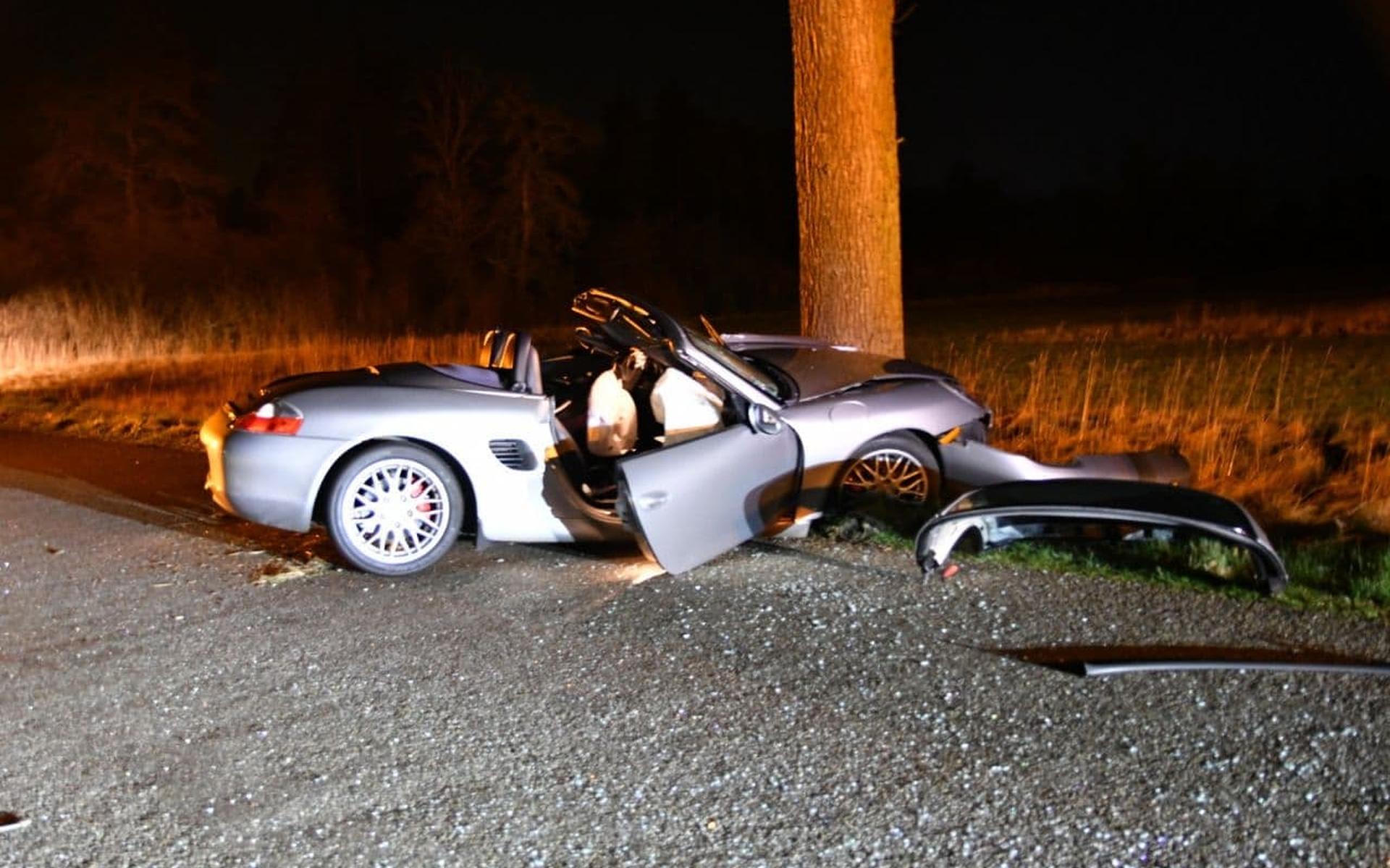 Automobilist rijdt Porsche Boxter tegen boom in Elsloo, bestuurder naar ziekenhuis - Nieuweooststell