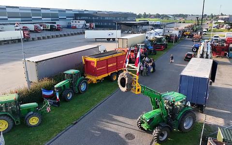 Boeren blokkeren distributiecentra van supermarkten in Drachten en Heerenveen