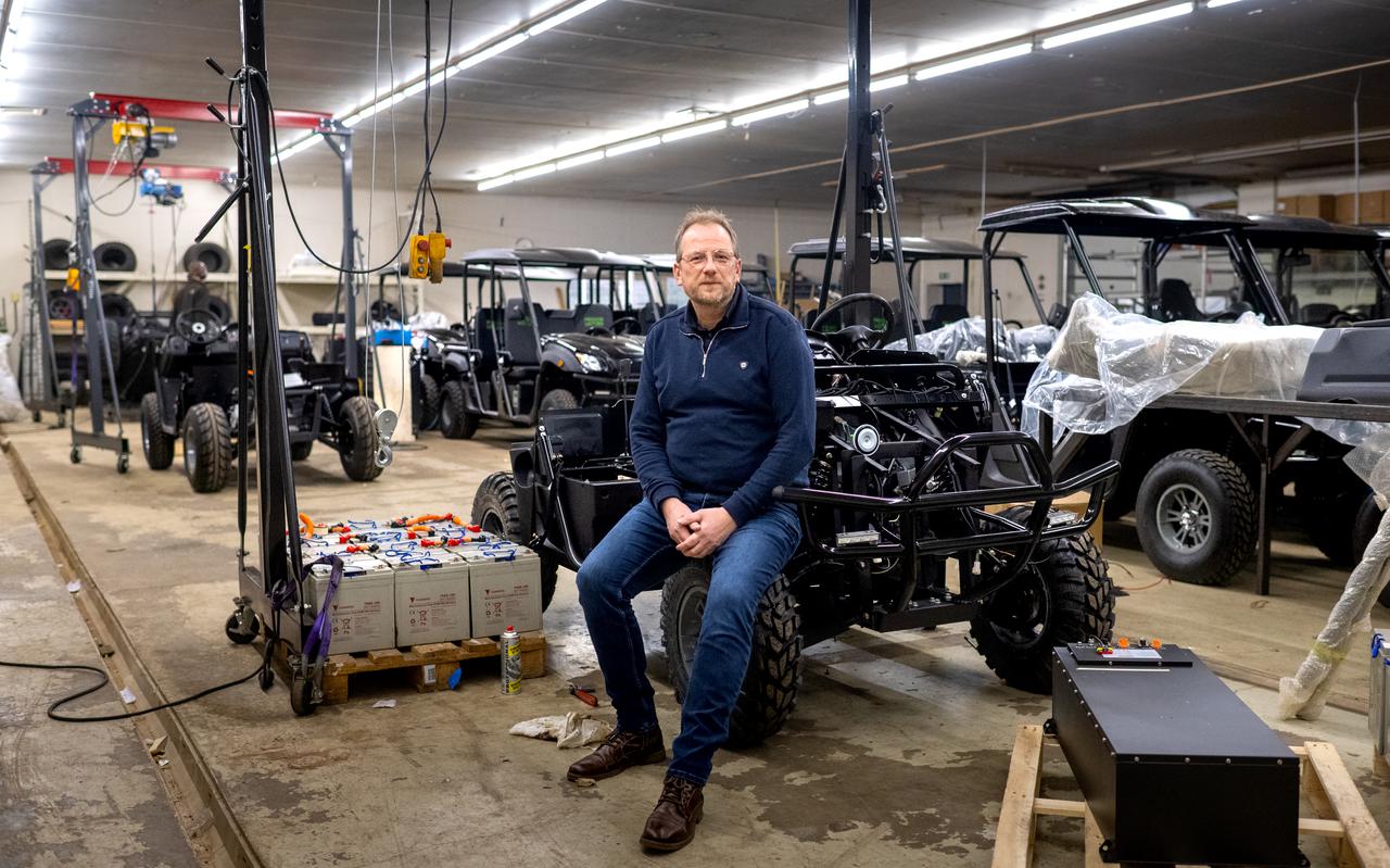 Oprichter en directeur Theo de Jong van Frisian Motors in een van de hallen in Bakkeveen waar de elektrische terreinwagens van het bedrijf in elkaar worden gezet.