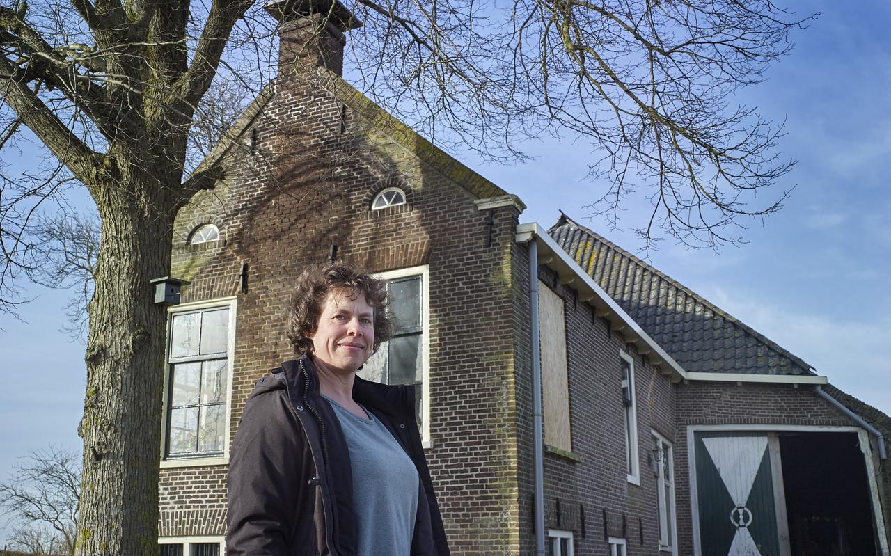 Ellen Dekker voor haar boerderij in Spanga. Ellen Dekker voor haar boerderij in Spanga.