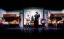 Een scène uit 'De Fee van Folgeren' met in het midden Timna Hacquebord (Matilda Tevree) en Joest List (Jelte) die uit het stapelbed stapt. 