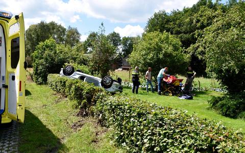 Auto belandt op de kop in tuin bij Waskemeer. FOTO NOORDERNIEUWS