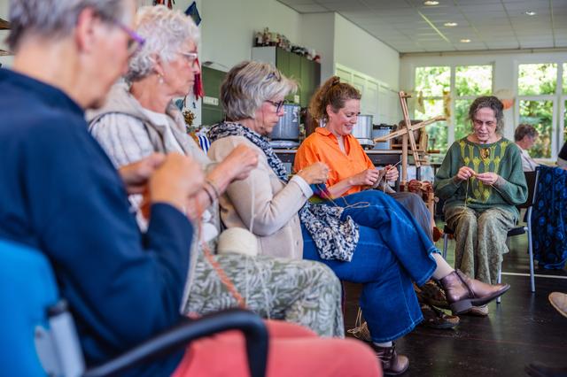 Floor (41) uit Elsloo organiseert ‘World Knit in Public’ in Oldeberkoop: ‘Breien heeft iets meditati