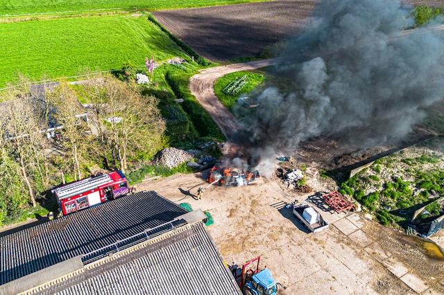 Veel rook bij forse autobrand in Donkerbroek