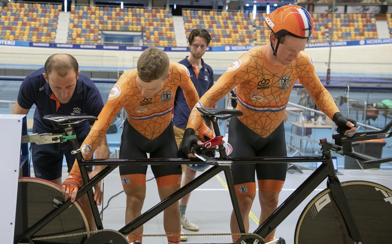 Het tandemduo (Bangma stapt achterop) traint op de indoor wielerbaan van Omnisport in Apeldoorn met hoofdtrainer Eelke van der Wal (links) en Jenning Huizenga (met laptop). Het tandemduo (Bangma stapt achterop) traint op de indoor wielerbaan van Omnisport in Apeldoorn met hoofdtrainer Eelke van der Wal (links) en Jenning Huizenga (met laptop).