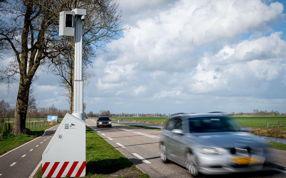 Sinds kort staat er een flexflitser tussen Grijpskerk en Sebaldeburen (Groningen). Friesland krijgt deze apparaten later ook.