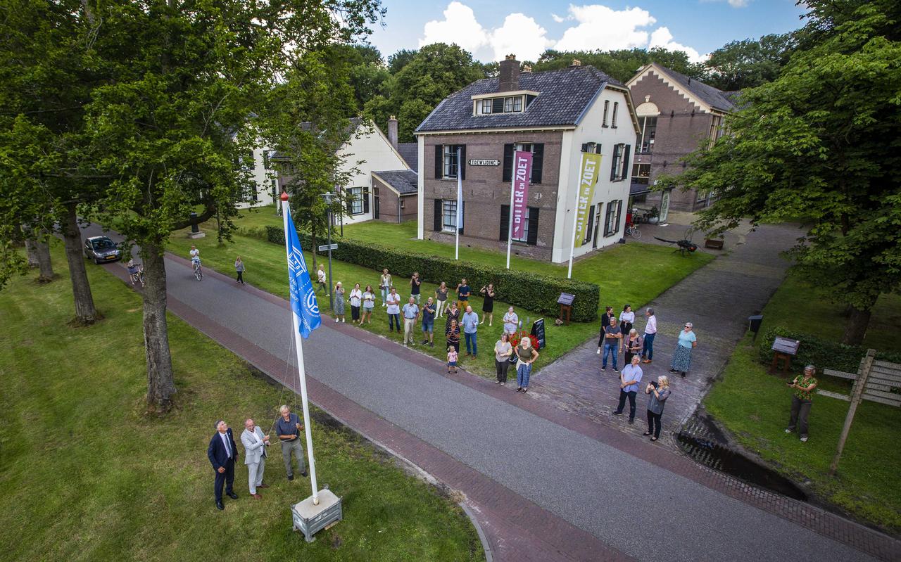 In Veenhuizen hijsen burgemeester van Noordenveld Klaas Smid en gedeputeerde Cees Bijl de vlag na de toekenning van de Unescostatus. 