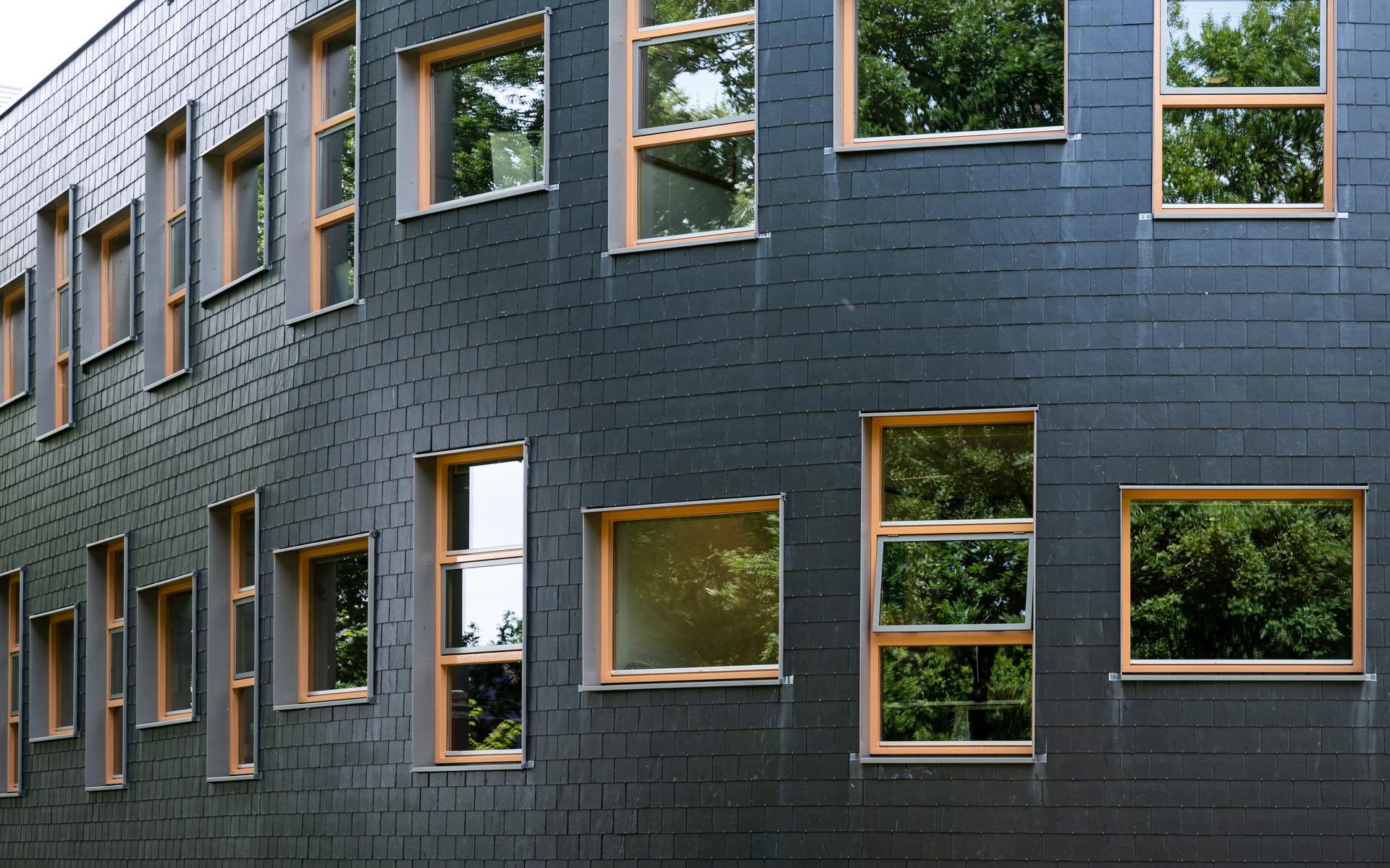 Steun voor chalets bij touringcarbedrijf in Oldeberkoop