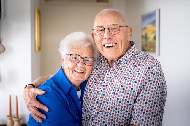 Andries (92) en Hennie (90) zijn 70 jaar getrouwd, ondanks gemist afspraakje bij brug in Appelscha