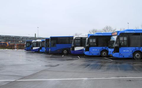 Bussen op het station in Leeuwarden. 